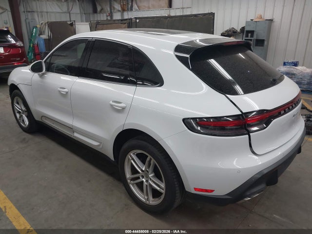 2022 PORSCHE MACAN WP1AA2A52NLB05666 Photo 2