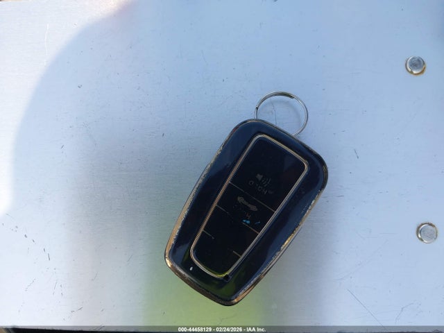 JTDKARFU9K3074782 Toyota Prius Le