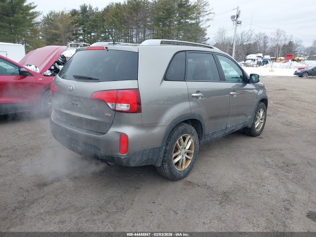 KIA SORENTO LX 2015 5XYKTCA65FG652622 Image 4