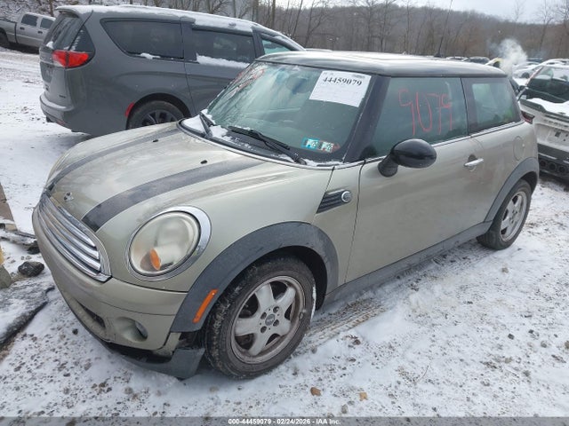 2010 MINI COOPER WMWMF3C51ATZ65391 Photo 1