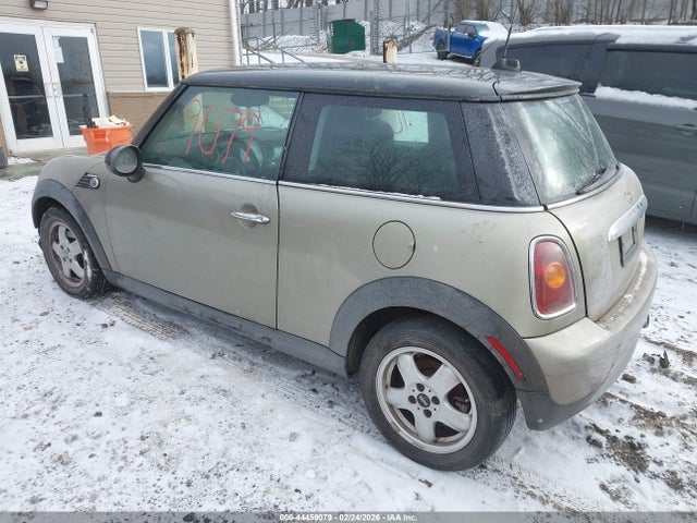 2010 MINI COOPER WMWMF3C51ATZ65391 Photo 2