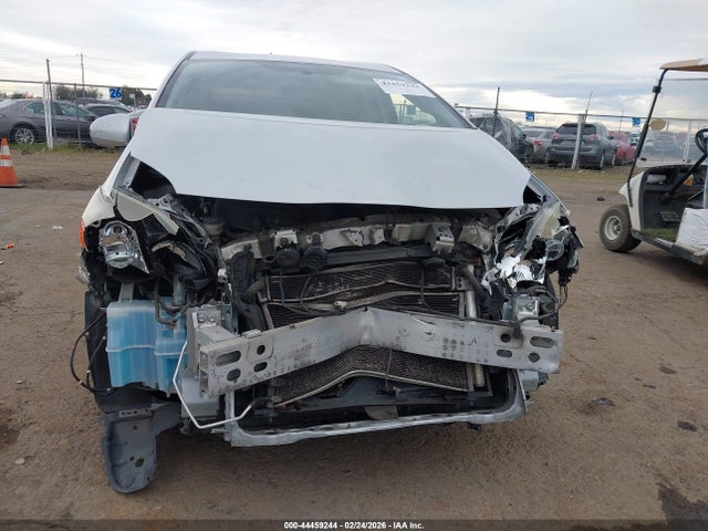 JTDKN3DU1F0463881 Toyota Prius Two