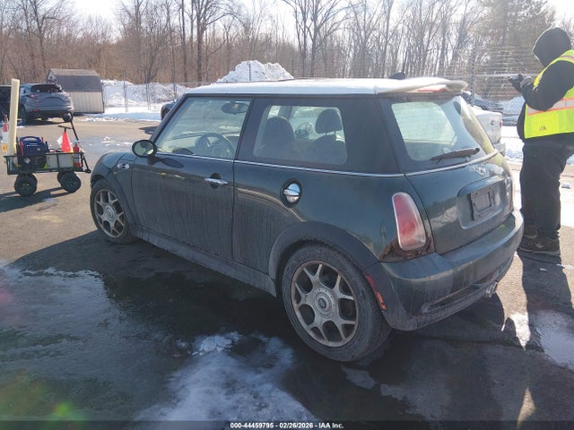 2006 MINI COOPER S WMWRE33526TL16599 Photo 2