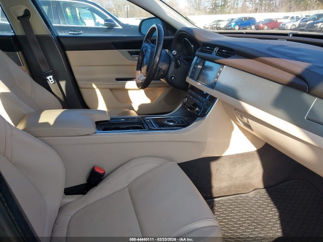 2017 JAGUAR XF SAJBJ4BV8HCY37161 Photo 4