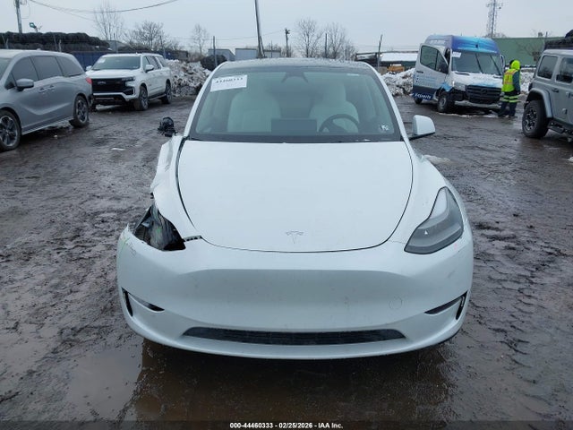 2024 Tesla Model Y Long Range Dual Motor All-wheel Drive მანქანა იყიდება აუქციონზე, vin: 7SAYGAEE4RF121382, აუქციონის ნომერი: 44460333