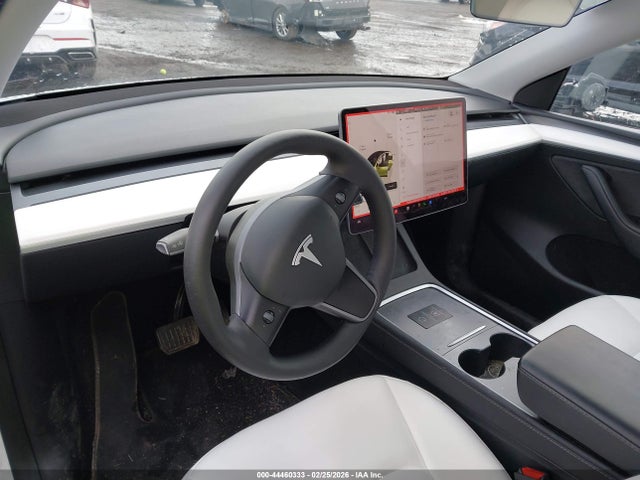 2024 Tesla Model Y Long Range Dual Motor All-wheel Drive მანქანა იყიდება აუქციონზე, vin: 7SAYGAEE4RF121382, აუქციონის ნომერი: 44460333