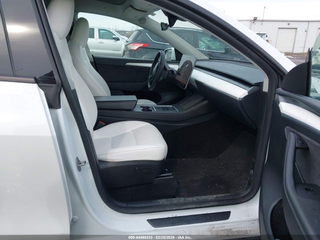 2024 Tesla Model Y Long Range Dual Motor All-wheel Drive მანქანა იყიდება აუქციონზე, vin: 7SAYGAEE4RF121382, აუქციონის ნომერი: 44460333
