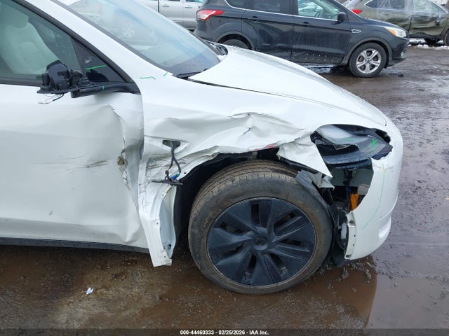 2024 Tesla Model Y Long Range Dual Motor All-wheel Drive მანქანა იყიდება აუქციონზე, vin: 7SAYGAEE4RF121382, აუქციონის ნომერი: 44460333