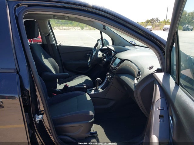 3GNCJKSB6HL236680 Chevrolet TRAX LS