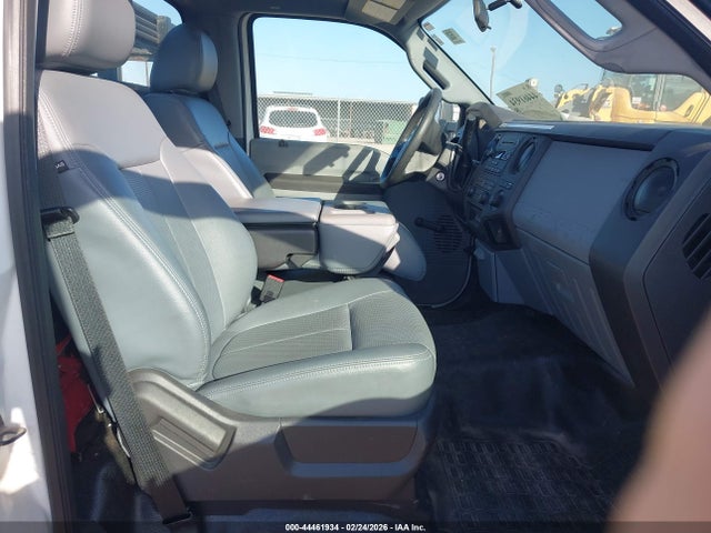 Ford F-550 Chassis Xl 2015 1FDUF5GY0FEA16845 Image 6