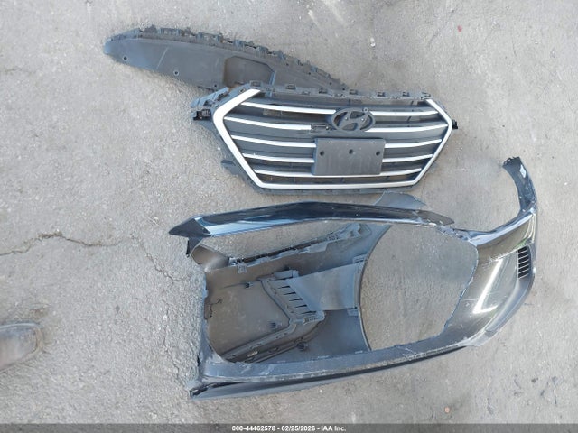 KMHD74LFXJU597619 Hyundai ELANTRA SE