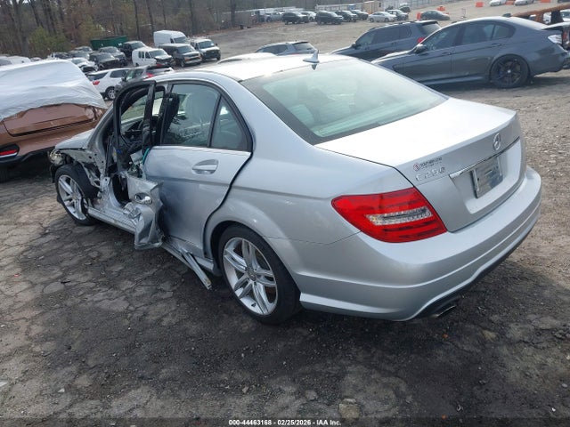 2013 MERCEDES-BENZ C 250 WDDGF4HB6DR246391 Photo 2
