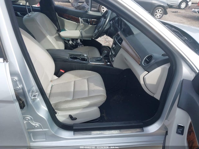 2013 MERCEDES-BENZ C 250 WDDGF4HB6DR246391 Photo 4