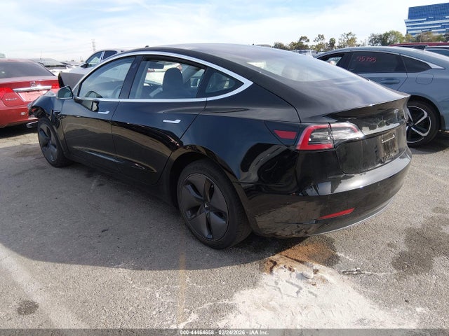 44464658 :رقم المزاد ، 5YJ3E1EA0JF157469 vin ، 2018 Tesla Model 3 Long Range/mid Range مزاد بيع