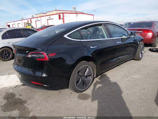 44464658 :رقم المزاد ، 5YJ3E1EA0JF157469 vin ، 2018 Tesla Model 3 Long Range/mid Range مزاد بيع