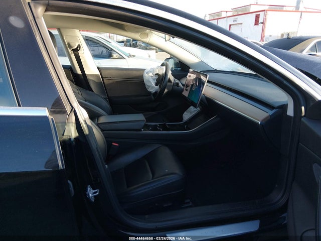 44464658 :رقم المزاد ، 5YJ3E1EA0JF157469 vin ، 2018 Tesla Model 3 Long Range/mid Range مزاد بيع