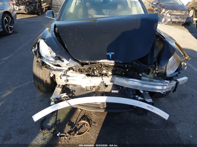 44464658 :رقم المزاد ، 5YJ3E1EA0JF157469 vin ، 2018 Tesla Model 3 Long Range/mid Range مزاد بيع
