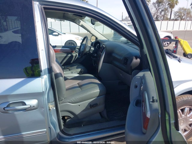 Продажа на аукционе авто 2005 Chrysler Town & Country Limited, vin: 2C8GP64L05R319265, номер лота: 44466309