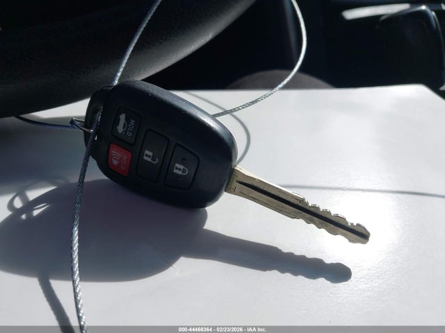 44466364 :رقم المزاد ، 4T1BF1FK3HU374074 vin ، 2017 Toyota Camry Le مزاد بيع