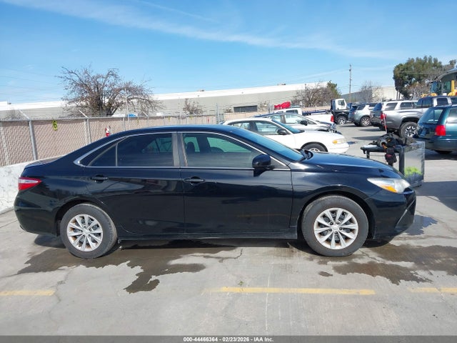 44466364 :رقم المزاد ، 4T1BF1FK3HU374074 vin ، 2017 Toyota Camry Le مزاد بيع