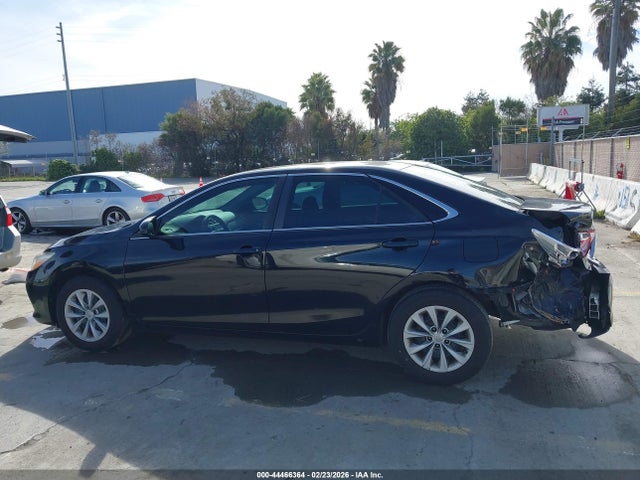 44466364 :رقم المزاد ، 4T1BF1FK3HU374074 vin ، 2017 Toyota Camry Le مزاد بيع