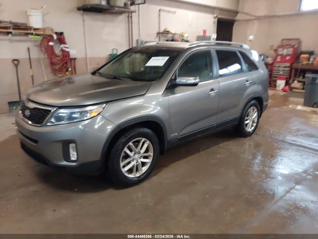 KIA SORENTO LX 2015 5XYKTCA60FG556641 Image 2