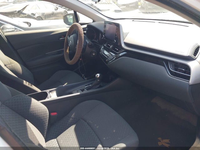 JTNKHMBX6M1110372 Toyota C-HR LE