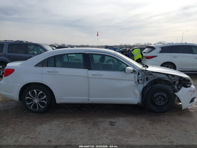 Aukcja sprzedaży 2014 Chrysler 200 Lx, vin: 1C3CCBAB0EN205638, numer aukcji: 44467130