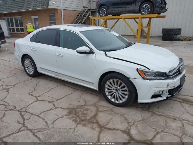 2016 VOLKSWAGEN PASSAT 1VWBT7A32GC057372