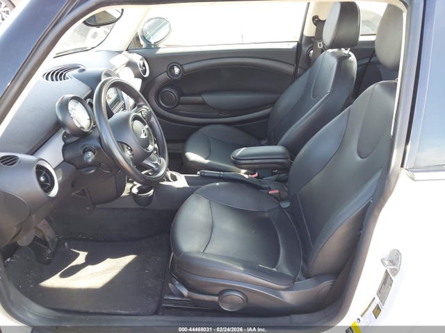 2013 MINI CLUBMAN WMWZF3C59DT489708 Photo 4
