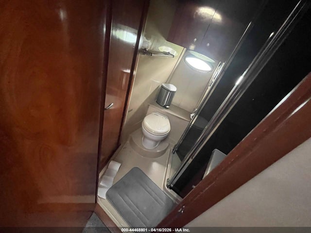 44468801 :رقم المزاد ، CRSKCA20J506 vin ، 2006 Cruisers Yachts 38' مزاد بيع