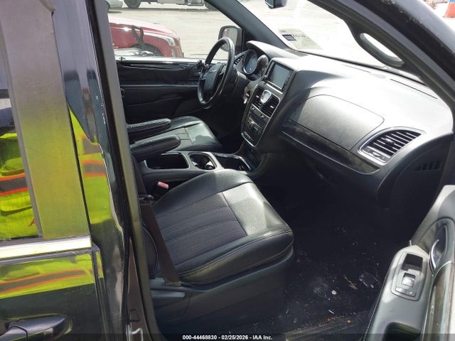 44468830 :رقم المزاد ، 2C4RC1HG8FR506048 vin ، 2015 Chrysler Town & Country S مزاد بيع