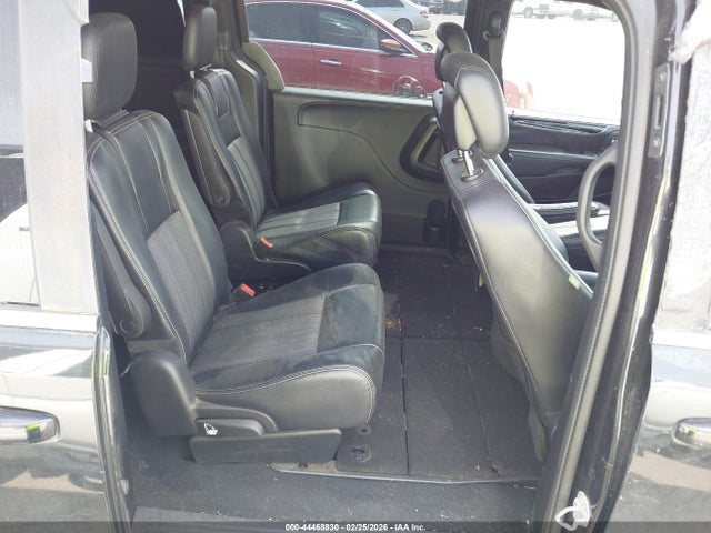 44468830 :رقم المزاد ، 2C4RC1HG8FR506048 vin ، 2015 Chrysler Town & Country S مزاد بيع