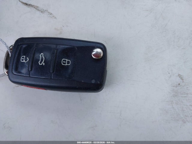 2013 Volkswagen Beetle 2.0t მანქანა იყიდება აუქციონზე, vin: 3VW7A7AT6DM811749, აუქციონის ნომერი: 44469020
