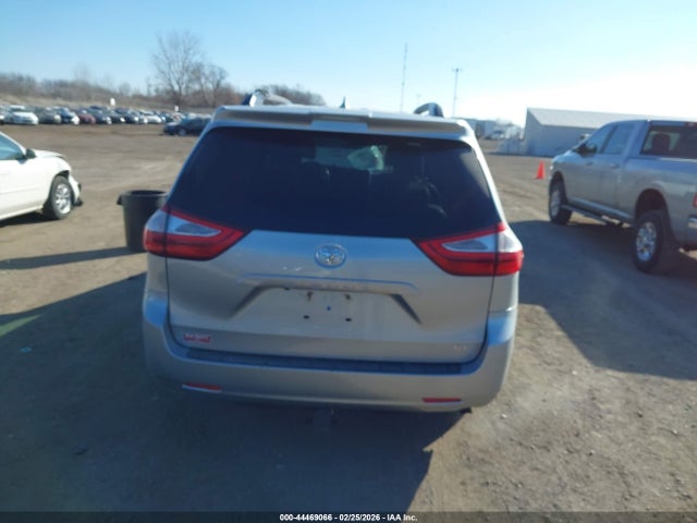 5TDYZ3DC2KS011290 Toyota Sienna Xle 8 Passenger