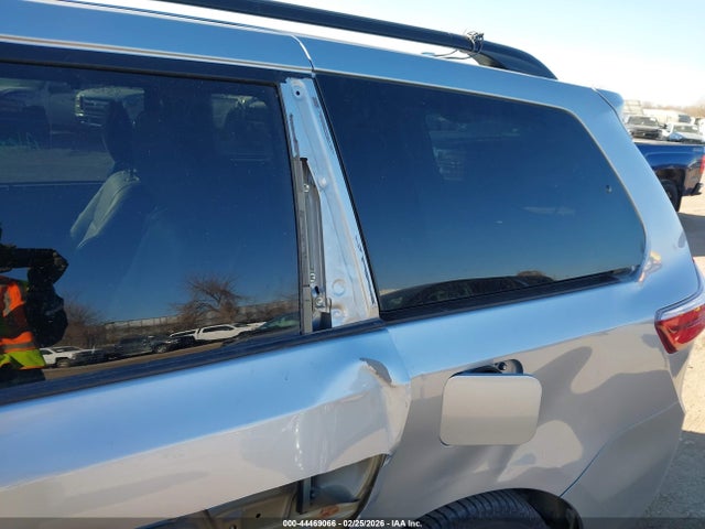 5TDYZ3DC2KS011290 Toyota Sienna Xle 8 Passenger