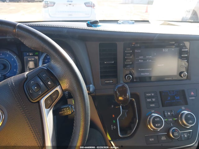 5TDYZ3DC2KS011290 Toyota Sienna Xle 8 Passenger