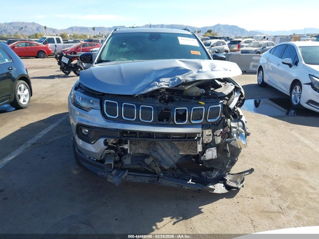 3C4NJDFB8NT187064 Jeep Compass Latitude Lux 4x4