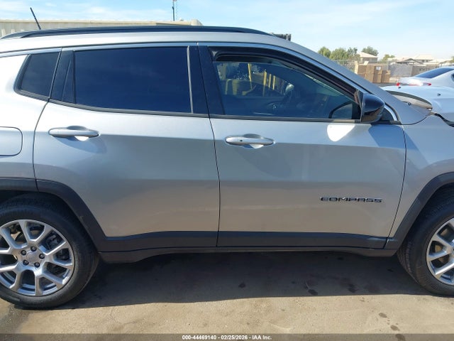 3C4NJDFB8NT187064 Jeep Compass Latitude Lux 4x4