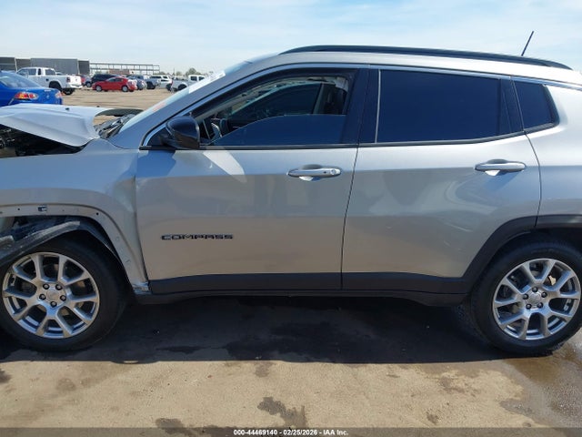 3C4NJDFB8NT187064 Jeep Compass Latitude Lux 4x4