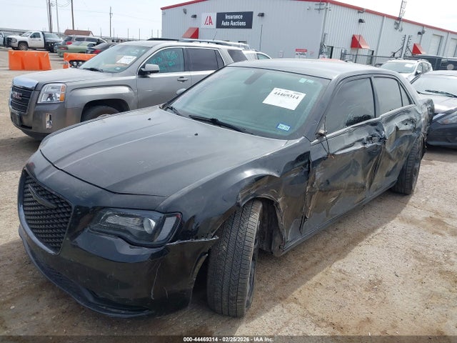 2019 CHRYSLER 300 2C3CCABG3KH682704 Photo 1