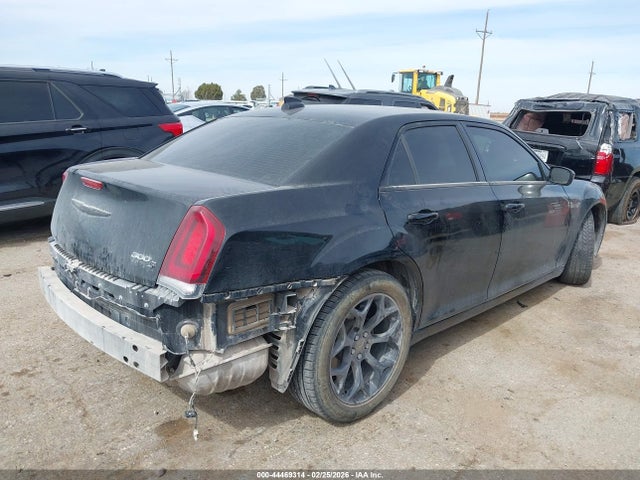2019 CHRYSLER 300 2C3CCABG3KH682704 Photo 3