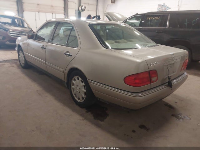 1999 MERCEDES-BENZ E 320 WDBJF82H3XX016262 Photo 2