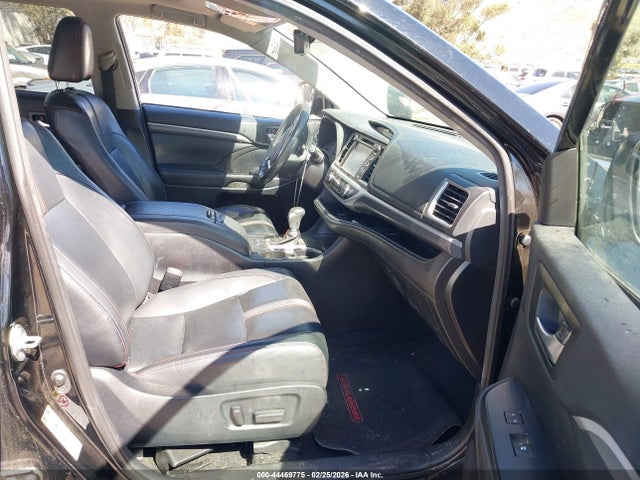5TDKZRFH7KS323252 Toyota Highlander Se