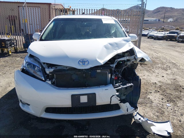 5TDDZ3DC2HS177977 Toyota Sienna Limited Premium 7 Passenger