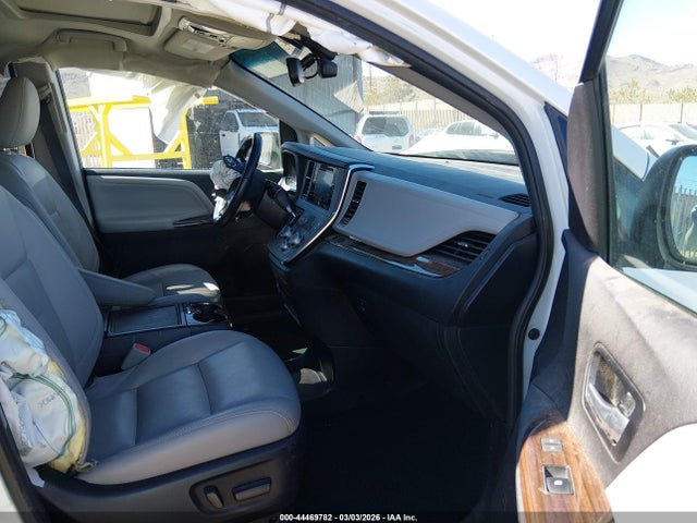 5TDDZ3DC2HS177977 Toyota Sienna Limited Premium 7 Passenger