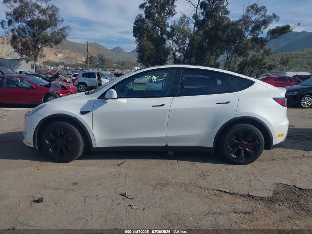 2021 Tesla Model Y Long Range Dual Motor All-wheel Drive მანქანა იყიდება აუქციონზე, vin: 5YJYGAEE0MF272158, აუქციონის ნომერი: 44470005