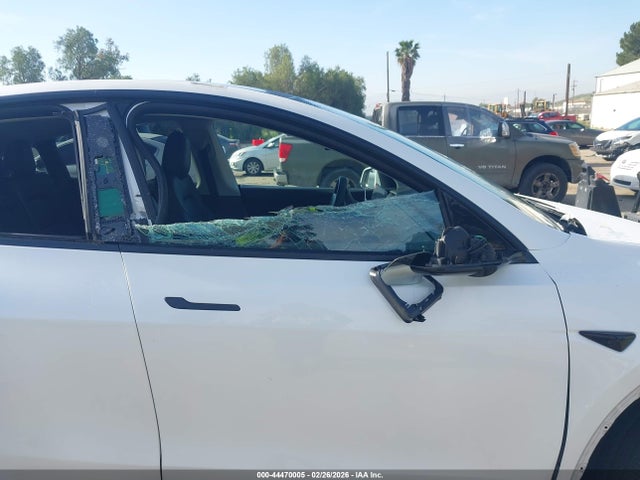 2021 Tesla Model Y Long Range Dual Motor All-wheel Drive მანქანა იყიდება აუქციონზე, vin: 5YJYGAEE0MF272158, აუქციონის ნომერი: 44470005