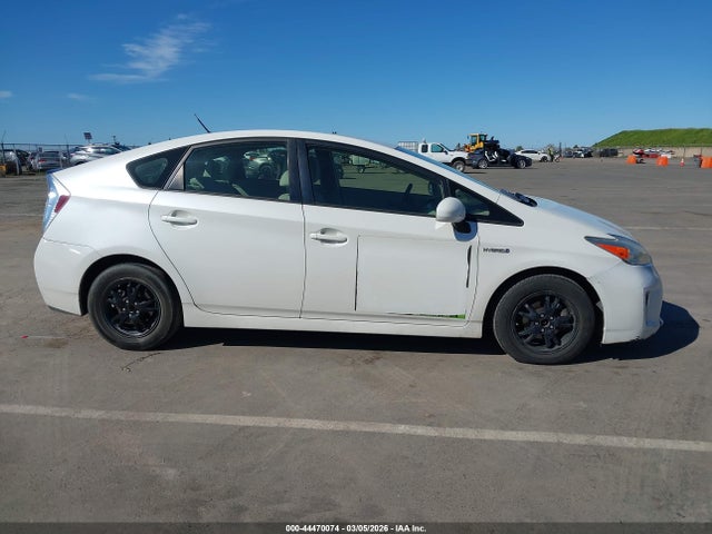 Toyota Prius Three 2015 JTDKN3DU1F0404829 Image 13