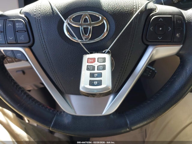 5TDYK3DC5FS529341 Toyota Sienna Xle 8 Passenger